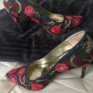 Flowered embroidered pumps by Carlos Santana